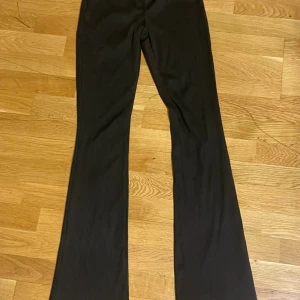 Svarta ribbade bootcut byxor - Snygga svarta ribbade byxor med bootcut passform. De har en skön stretchig känsla och sitter riktigt bra över höfterna. Perfekta för dig som gillar en trendig och avslappnad stil. Passar till sneakers eller boots.