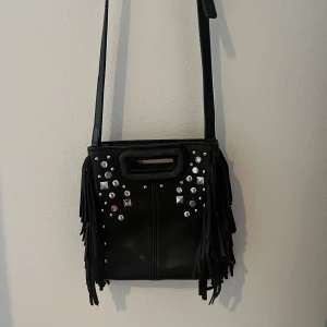 Maje väska - säljer min as snygga maje väska!! super bra skick! köpt för 2 år sedan men sparsamt använt! limited edition!! dustbag och kvitto ingår! skriv för frågor eller funderingar🩷🩷