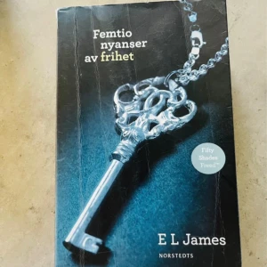 Femtio nyanser av frihet – E.L. James - Femtio nyanser av frihet – E.L. James  Följ Christian Grey och Anastasia Steele i trilogins sista bok, full av passion, spänning och dramatik. Perfekt för dig som älskar romantik med nerv och sensuella vändningar. 
