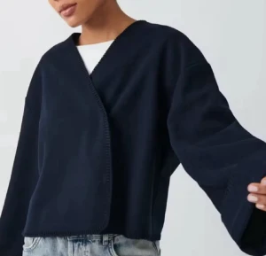 Mörkblå kappa - Säljer en stilren mörkblå tunn kappa  med v-ringad hals och vida långärmar. jackan har dekorativa sömmar längs kanterna och en loose passform som ger en chill vibe. ( Orginal pris 499kr plus frakt) Jackan är använd fåtal gånger men den är i bra skick! 🥰🥰