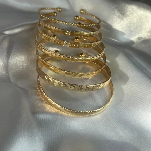 Guld armband set 7 st  - Jättefina trendiga armband set 7 st helt nya, dem är justerbara. Skickar med i en liten presentpåse. (Material guldfärgad metall rostfritt) ✨ 