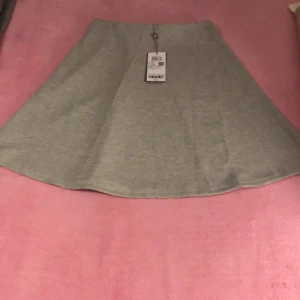 Grå kjol från vero moda -  Säljer en grå kjol från vero Moda perfekt för dig som vill ha en elegant och väldigt snygg stil den är i helt nytt skick och aldrig använd.