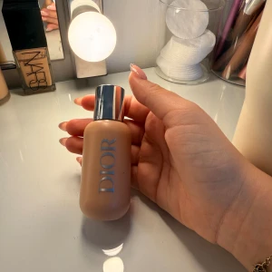 Dior Backstage Foundation 2.5W - Dior Backstage Face & Body Foundation i nyansen 2.5W. Flytande foundation i en smidig beige plastflaska med silverfärgat lock. Ger en naturlig finish och är lätt att applicera. Perfekt för dig som vill ha en jämn och fräsch bas. Säljer då jag tyvärr köpt fel färg 