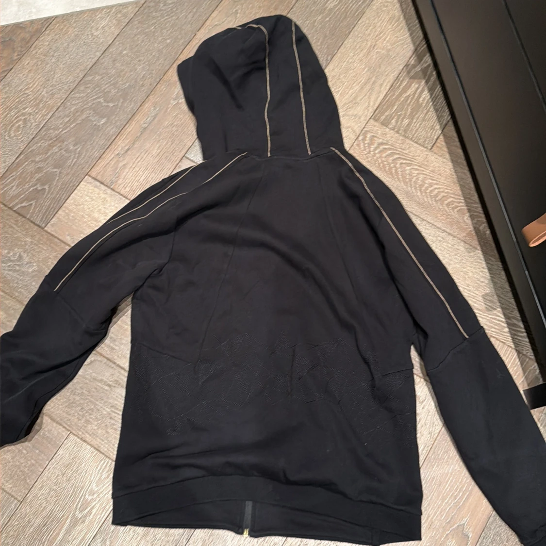 Svart hoodie från BOSS med dragkedja - 2