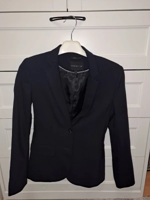 Kostym storlek 34 stockh lm - Hej jag säljer den här fina och lyxiga kostym jacka den passar inte mig längre och den är som en ny köpte den för 1300kr storlek 34 märke STOCKH LM