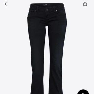 Svarta bootcut jeans från LTB - Snygga svarta jeans från LTB. Jeansen har låg midja och är tillverkade i stretchigt denim för en bekväm passform. Perfekta för dig som gillar en stilren look med lite utsvängda ben. Säljer då de är lite korta och inte kommer till användning 