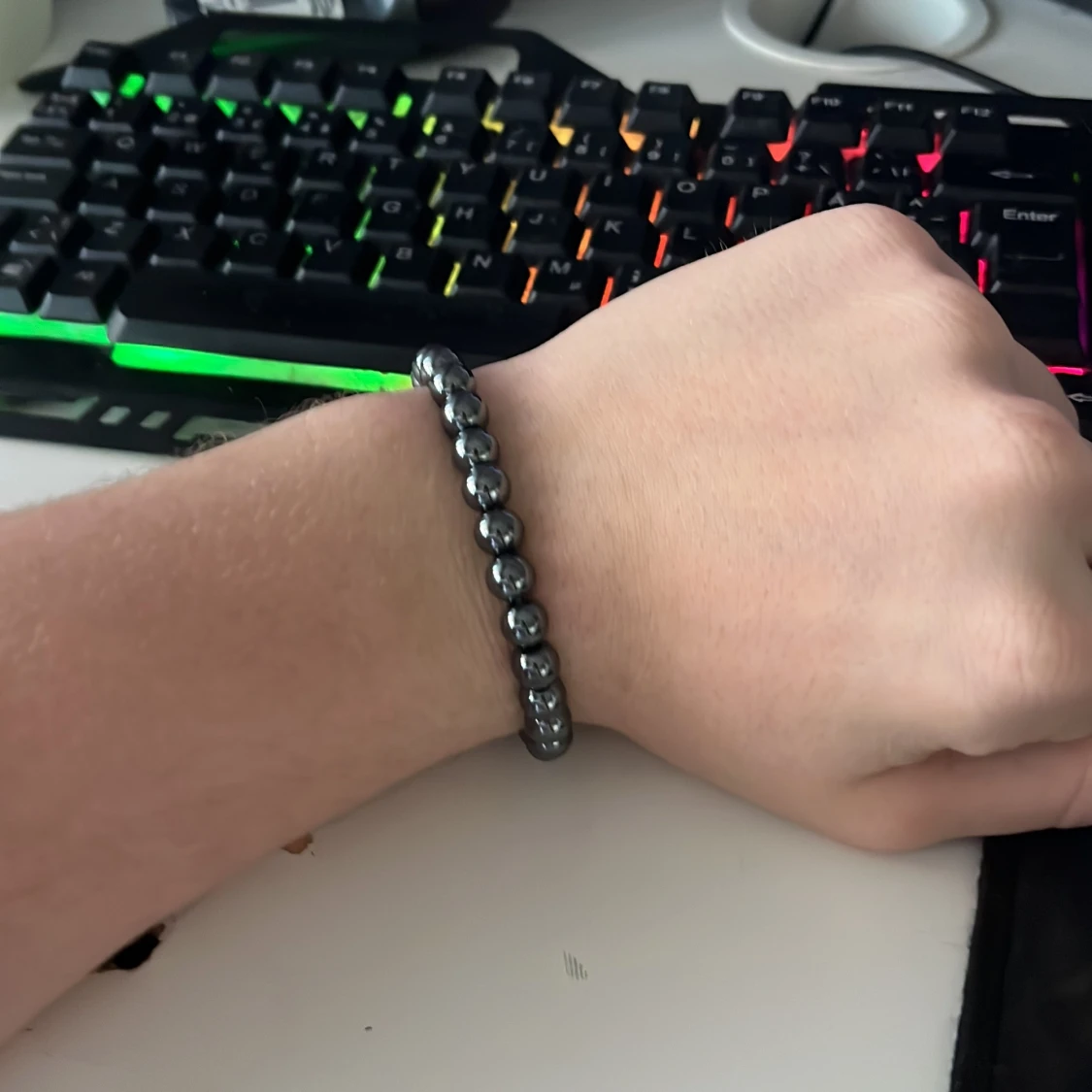 Grått pärlarmband med metallisk look