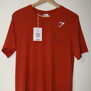 Gymshark - T-shirt  - Gymshark - t-shirt strl M Aldrig använd, cond 10/10 Nypris 299:- Mitt pris 100:-