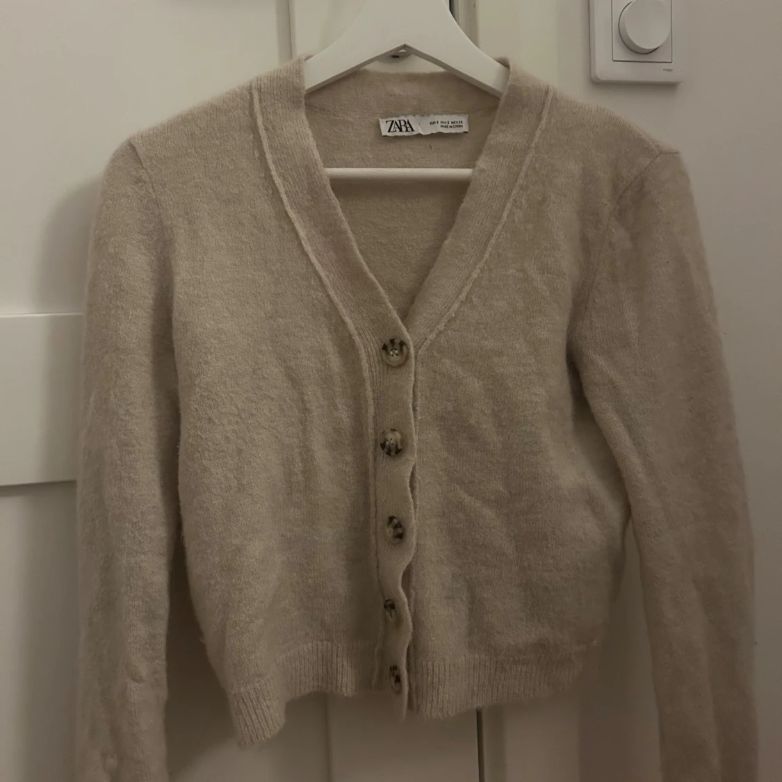 Beige kofta från Zara med knappar - 2