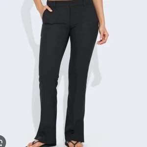 Bikbok kostymbyxor Vera petite - Utsvängda svarta kostymbyxor, fint skicka. Petite längd.