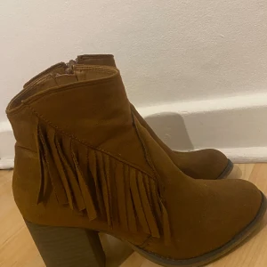 Klackar  - Snygga bruna boots från Duffy. St 36 använda få gånger 