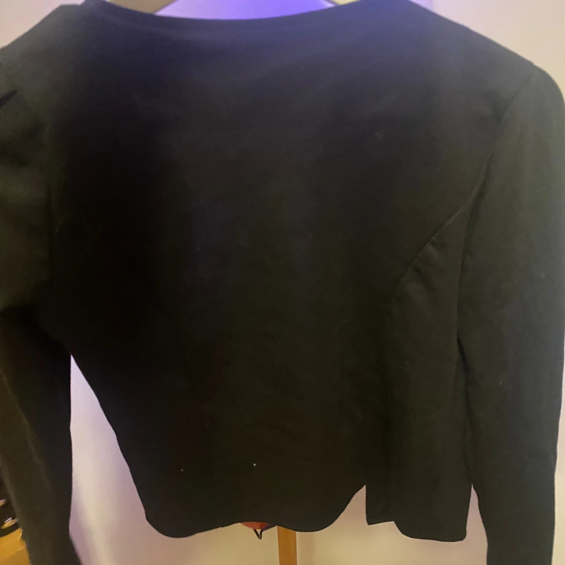 Svart kavaj med guldfärgade knappar - 1