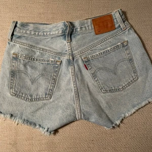 Levi's ljusblå denimshorts  - Använda men i väldigt bra skick!❤️