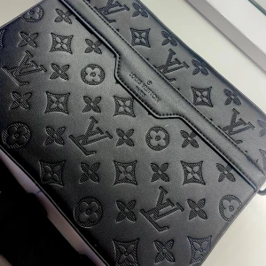 Louis Vuitton svart axelväska i skinn - Säljer en svart axelväska från Louis Vuitton i exklusivt skinn med ikoniskt monogrammönster. Väskan har justerbar axelrem med logga och en extra ficka framtill. En mindre vänska och kort väska kommer med. Använd en sommar men är i nytt skick. Kvitto finns, pris kan diskuteras. Orginalpris 16800kr