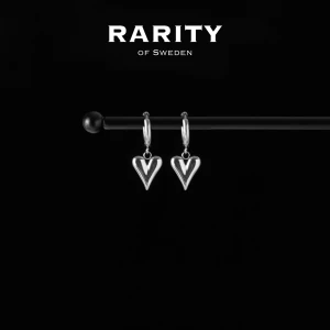 Heart Earring - Silver: Silverörhängen med hjärtan  - Otroligt snygga örhängen med hjärtan i rostfritt stål!! Örhängena är i fin silvrig färg och passar så bra för att piffa upp en outfit och lägga till en extra detalj🪽Likt alla andra våra smycken tål dessa örhängen vatten och håller sitt glans länge!! Vid frågor eller funderingar - välkommen att skriva till oss🪽