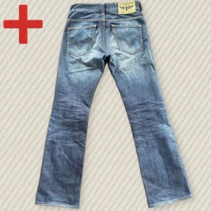 Vintage Bootcut Levis 512 - Ett par riktigt snygga och trendiga Levis 512 Bootcut jeans i storlek 29/33 (se mått nedan). Bra skick, finns en lite större slitning på vänstra låret och en mindre vid högra knäet. Skriv om du har frågor!  Mått: Midja – 40 cm, Innersöm – 80 cm, Yttersöm – 104 cm, Lår – 26,5 cm, Benöppning – 22 cm.