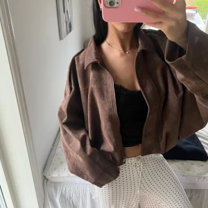 Brun mocka jacka  - Super snygg jacka från Fashion tiger. Storleken är mer en M, sitter lite oversized på mig som är en S! Ord priset är 800 och den är endast använd 3 gånger så priset går inte att diskutera!