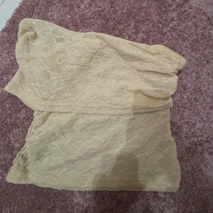 Gul topp - Söt gul topp i spets med ”detalj” på sidan. I storlek S. Ljuset blir inte riktigt rättvist eftersom toppen är mer gul i verkligheten. Som ny. Skriv för mer🥰