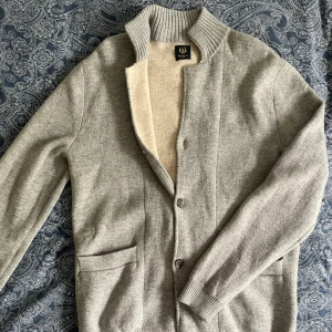 Cardigan kashmir  - Asfet cardigan från paul rosen. Shorlek M men sitter mer som L. Gjord i 70 procent ull och 30 procent kashmir. Bra skick, bara lite lite sliten vid ena fickan. 