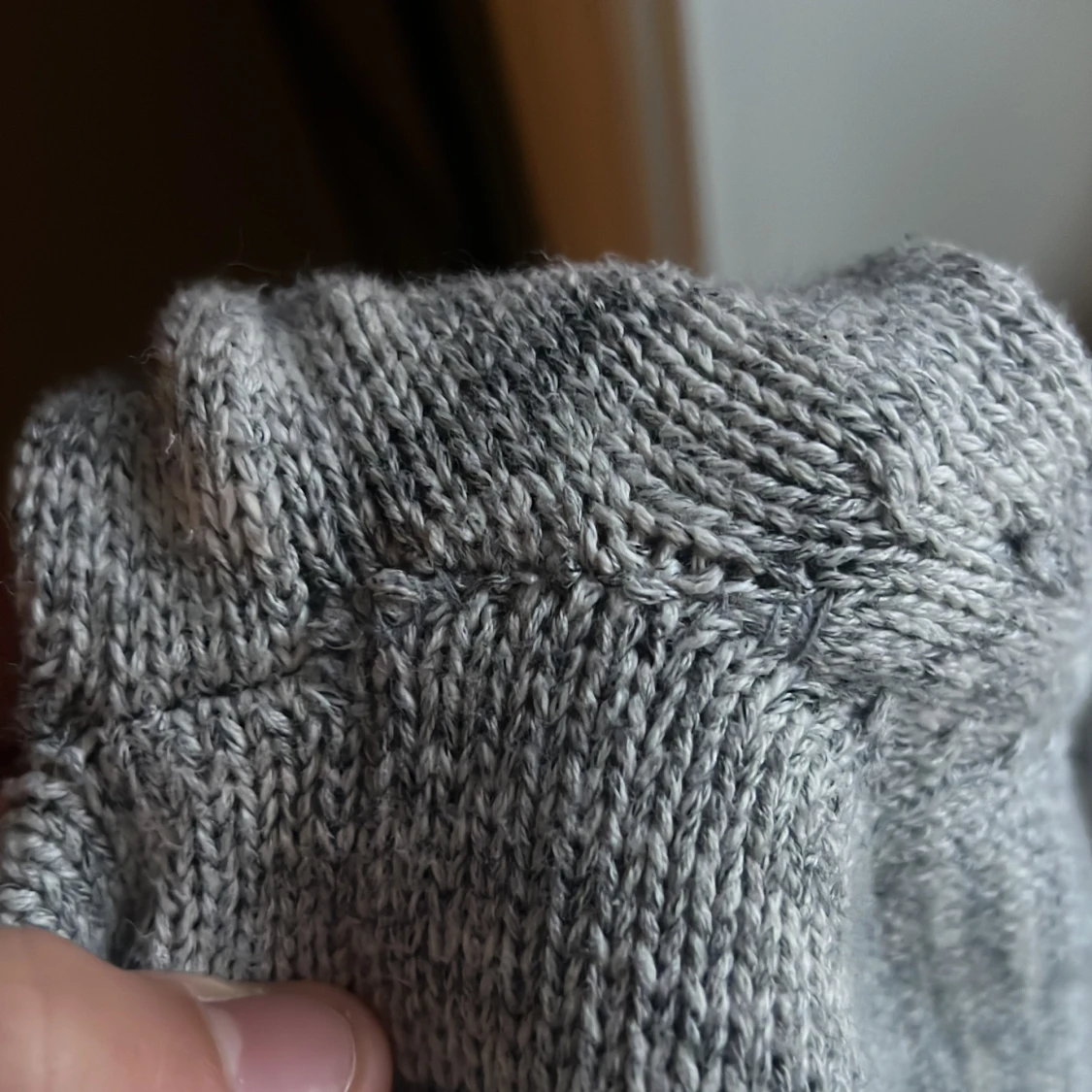 Grå stickad tröja med knappar - 3