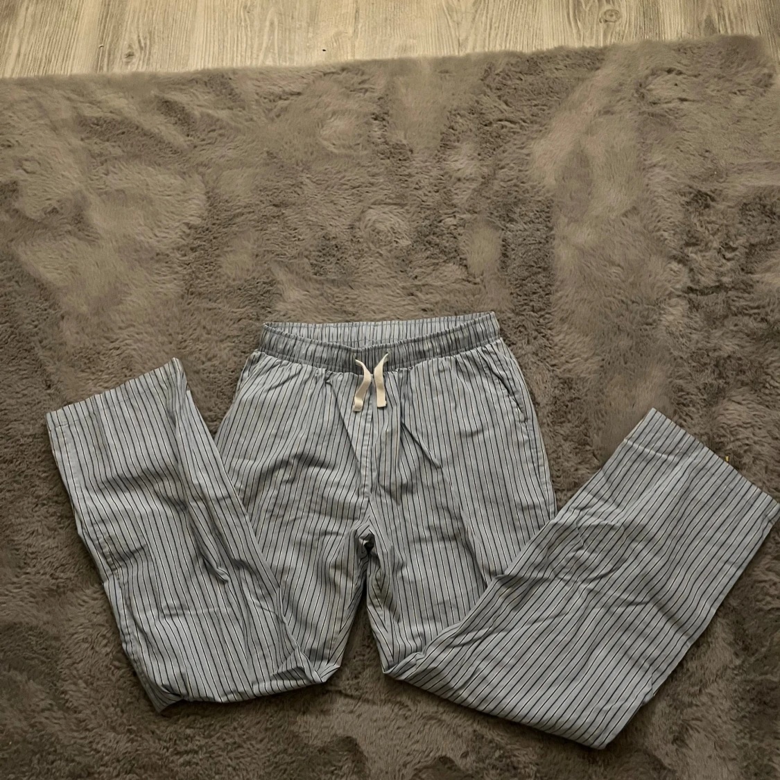 Randiga blå mjukisbyxor med snörning - 2