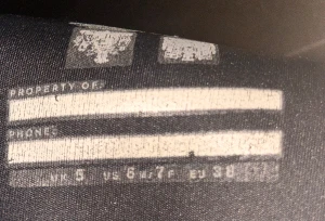 Svarta Hunter stövlar i gummi - Klassiska svarta höga Hunter stövlar i gummi med justerbart spänne på sidan och logga framtill. Perfekta för regniga dagar och festivaler. Snygg, tidlös design som funkar till många olika outfits.