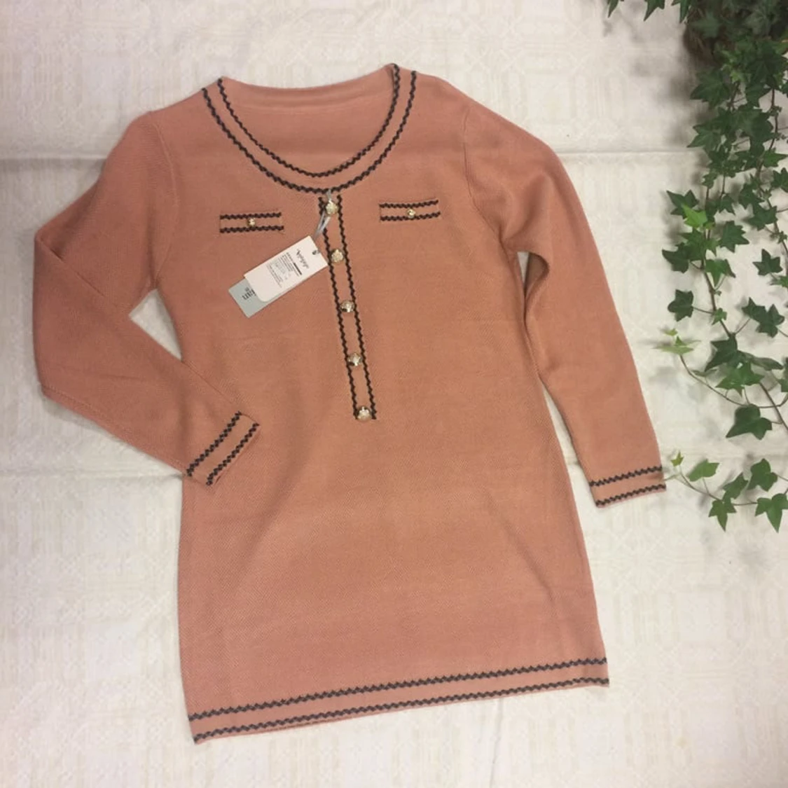 Stickad kortklänning med pärlknappar - 1