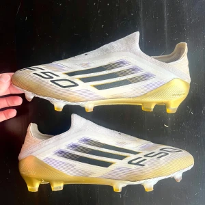 Adidas F50 Elite Laceless fotbollsskor - Adidas F50 Elite Laceless i mycket bra skick. Inga skador förekommer. Storlek 41 1/3, och låda m påse följer med!