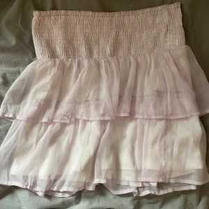 lila vit volang kjol  - lila fläckig volang kjol med strech i midjan, storlek s men kan passa xs och m. säljer en likadan svart - köp båda för 110kr