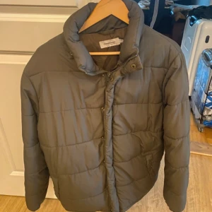 Mörkgrön pufferjacka från Dressmann - Säljer en mörkgrön pufferjacka från Dressmann 