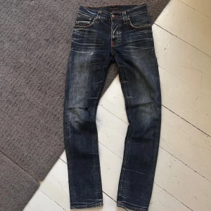 Mörkblåa Nudie Grim Tim Jeans - Galet snygga Nudie jeans med sjuka fades i Grim Tim modell. | W29 L32 | Nypris 1699kr | Som nya, inga tecken på användning. | Skriv vid minsta fundering, priset är ej hugget i sten!