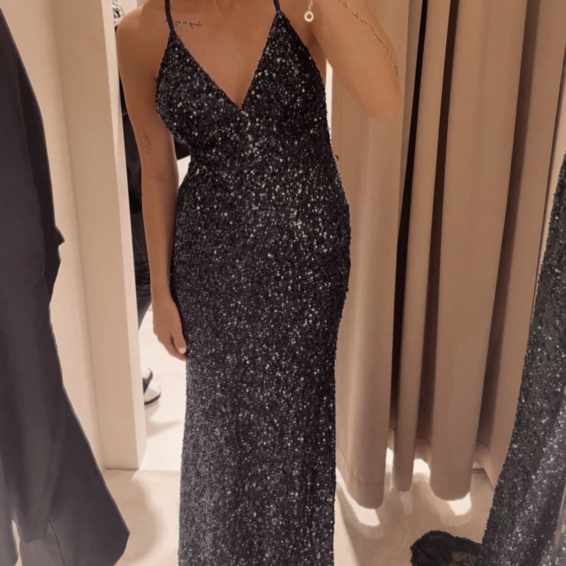 Söker svart dressroom klänning 