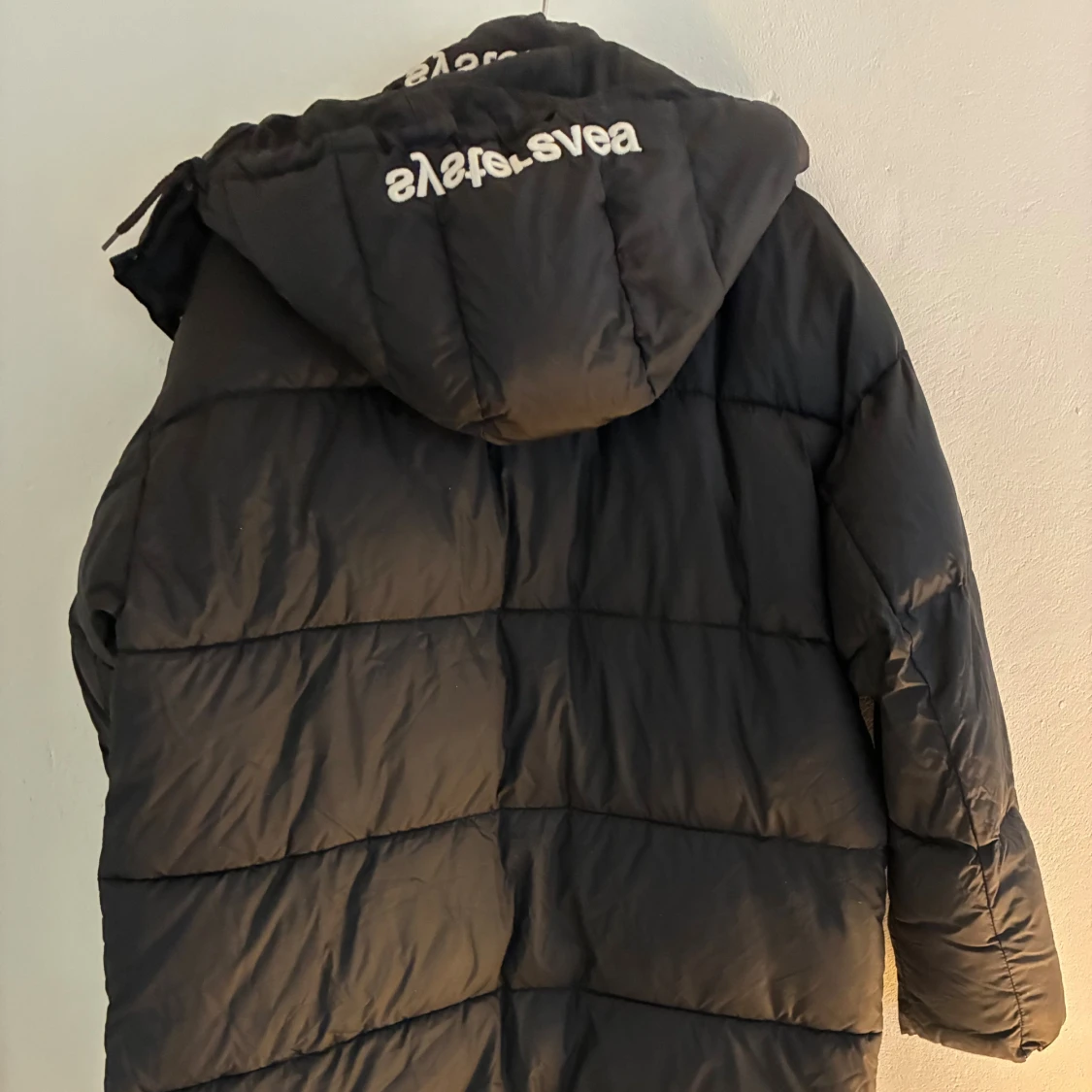 Svart lång pufferjacka från Svea - 2