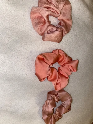 Scrunchie paket - 8st - rosa och mönstrade - Säljer ett paket med 8 scrunchies. Alla är i fint skick och knappt använda. Perfekt för dig som vill ha söta och användbara hårband till vardag, skola eller sminkrutiner! 💗