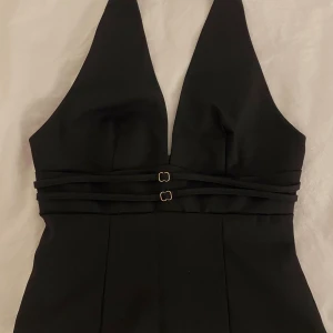 Topp - Detta är en helt ny topp från SHEIN som jag säljer då den inte passa, helt oanvänd har endast testats. Den är i storlek XS men skulle säga att den definitivt sitter som en S. Fina guld detaljer och öppen rygg, dragkedja på baksidan💝