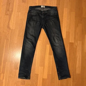 Acne jeans - Blå acne jeans i fint skick använda till perfection 