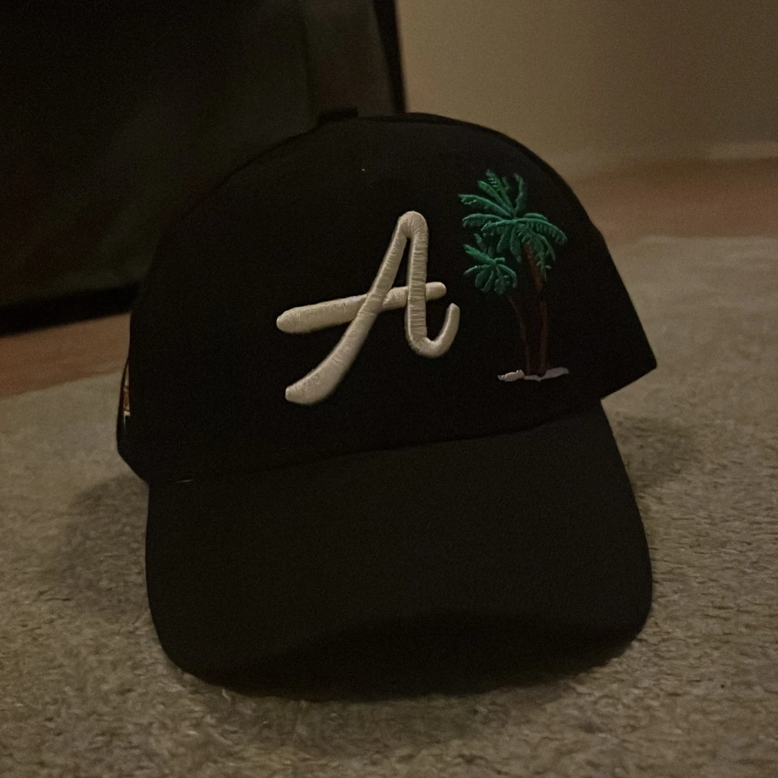 Svart keps med palmträd och LA-brodyr