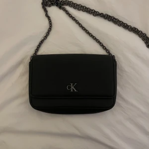 Wallet Bag  - Wallet Bag från Calvin Klein! Den är i väldigt bra skick då den inte används mycket❣️