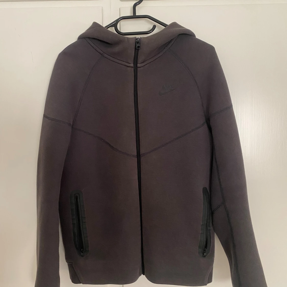 Mörkgrå hoodie från Nike XL