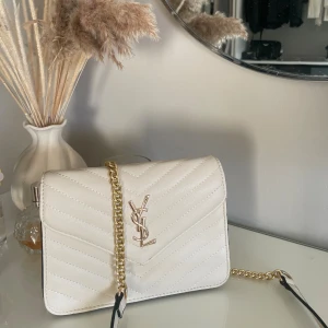  Beige ysl väska - Snygg beige axelväska ysl! Super fin men använder inte längre! Skriv vid frågor