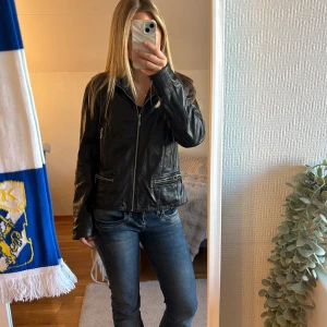 Svart skinnjacka från Molltan -  Säljer en svart 2000tal skinnjacka Med en lång dragkedja fram till samt några små dragkedjor här och där. Den är i mycket bra skick och luktar nästan ingenting💕