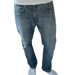 Blå jeans från U.S. Polo Assn 33/32 - Snygga blå jeans från U.S. Polo Assn. i klassisk rak modell. Byxorna är uppsydda vilket gör de till L32 istället för L34 som det står i byxan 😁