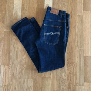 Nudie Jeans Thin Finn blå 31/32 - Hej och välkommen till BL nu säljer vi ett par nudie jeans i grymt skick endast litet hål som syns på bilden kom med frågor mvh BL