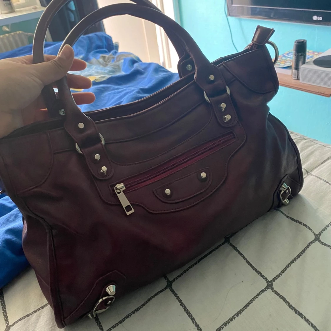 Vinröd väska 