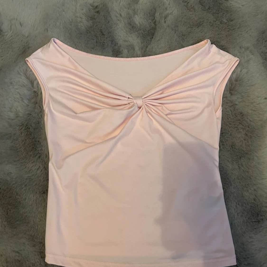 Ljusrosa ärmlös topp med twist