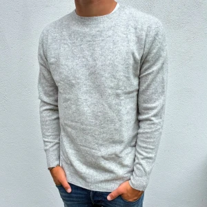 Kashmir tröja - En ljusgrå Kashmir Crewneck | Storlek M | Modellen är 177cm lång, passar lite längre | Använd 1 gång, därför grymt skick utan defekter | Hör av dig vid frågor🌟