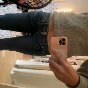 Ltb jeans - säljer dessa super snygga ltb jeans i modellen valerie. storlek 27 i midja och 32 i benen. jag är 170 å dom sitter bra på mig men lite stora i midjan annars super bra skick. dom är köpa på vinted❤️