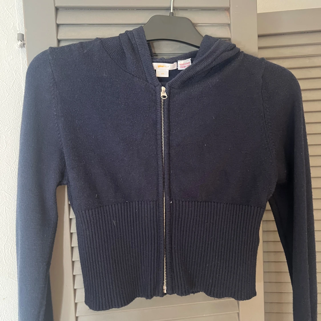 Mörkblå kofta med dragkedja