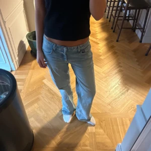 Ljusblå raka jeans - Säljer dom här jätte snygga och trendiga jeansen från Zara. Köpte dom på Plick och var för långa för mig. Passar mycket bättre om man är ca 178 cm. Bilderna är lånade, skriv om ni vill ha annan bild eller diskutera pris💗