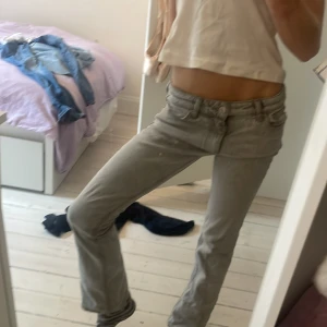 Grå bootcut jeans med låg midja - Midje mått 33 cm innerbenslängd 44cm Säljer ett par grå jeans med bootcut och låg midja. Jeansen har klassisk femficksdesign, bälteshällor och dragkedja med knapp. Snygg tvätt och raka ben som släpper ut lite nertill för en avslappnad vibe.